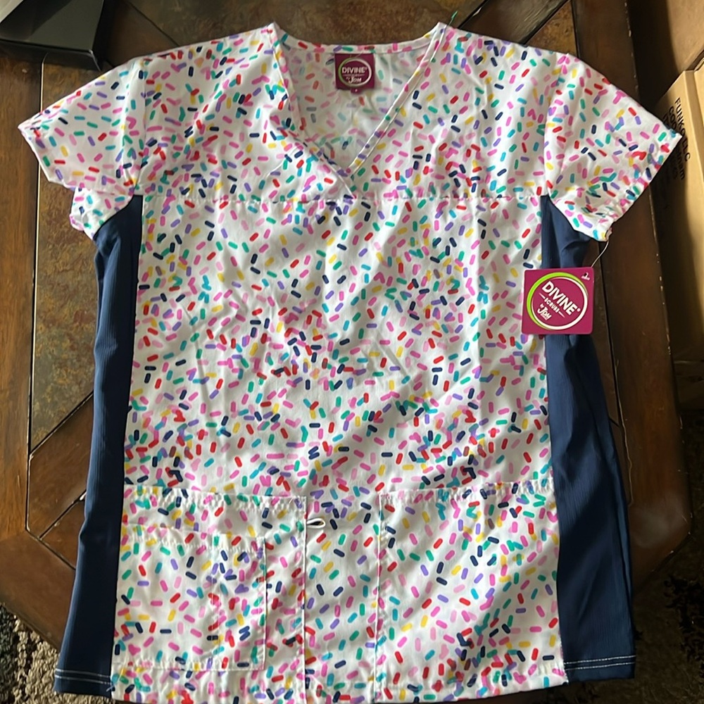 Divine Scrub top small, multicolored NWT. Uniform top, scrubs